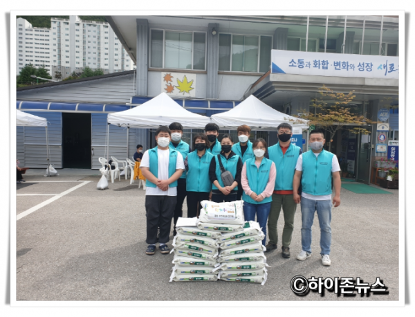 hi_hz(2021. 9. 18.)철암동 주민자치위원회 청년회, 저소득층에 추석맞이 쌀 전달.png
